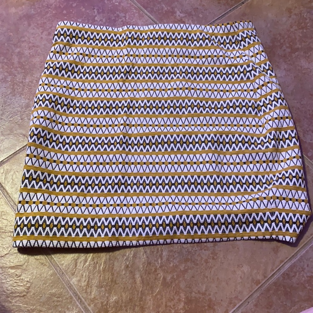 MAKE AN OFFER❤️❤️❤️ mid length skirt